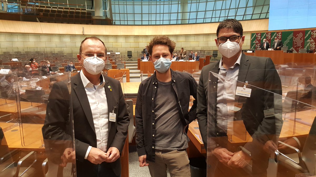 Landtags-Anhörung zur #Leitentscheidung Braunkohle: Dem Umsiedlungsbetroffenen David Dresen von <a href="/AlleDoerfer/">Alle Dörfer Bleiben</a> bleiben wurde vom Ausschussvorsitzenden das Mikro abgestellt. Ein unglaublicher Fall!