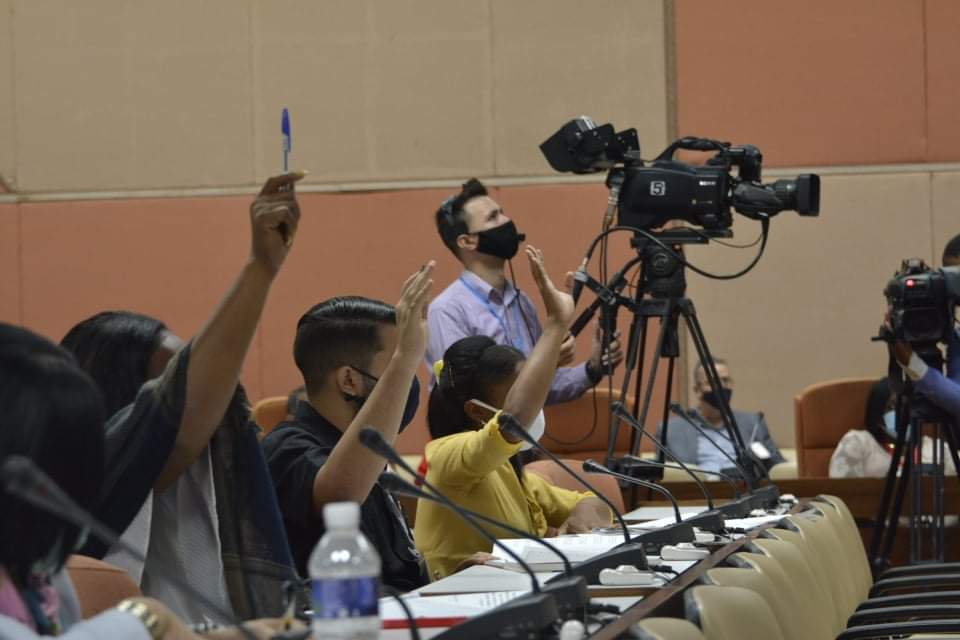 Continúa el debate de las Comisiones de la <a href="/AsambleaCuba/">Asamblea Nacional Cuba</a> Asisten <a href="/DiazCanelB/">Miguel Díaz-Canel Bermúdez</a>, <a href="/MMarreroCruz/">Manuel Marrero Cruz</a> y <a href="/SalvadorValdesM/">SalvadorVM</a> junto a #Lazo, presidente del Parlamento. La agenda de los diputados está en el centro de la vida económica y social de #Cuba Se hace videoconferencia con todo el país🇨🇺
