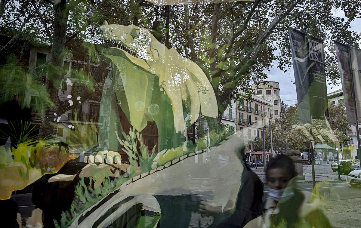 pilar_rub's tweet photo. Avui ens visita @tomspizgarca per parlar de #FattyLizards el projecte que posarà punt i final al #Box27 que comissaria @Tolo_Ca a un finestral exterior del @csolleric després de 7 anys d'activitat. Serà en una estona a @EntusiastesIB3 @IB3radio @MultiplexIB3 @IB3 https://t.co/N16cdHyfJB