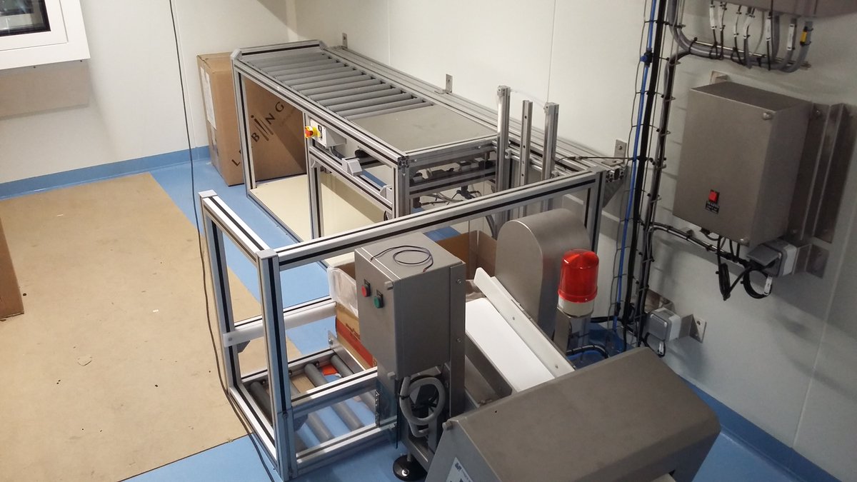 Conception, réalisation et mise en place d'une table remplissage cartons avec intégration d'un système de pesée et de stockage.
L'ossature et les rouleaux sont en matériel <a href="/BoschRexrothFR/">Bosch Rexroth France</a> et l'aide au déplacement des cartons se fait par vérins pneumatiques <a href="/EMR_Automation/">Emerson's Automation Technologies & Solutions</a> .