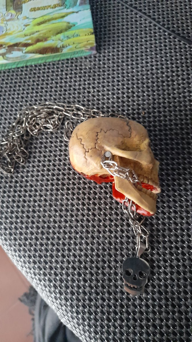MikahHandler's tweet photo. Made a thing out of an old anatomy toy, chains, a edgy skull token and some epoxy! Dis the child of my boredom. #DIY #creepy #cosplay #horror https://t.co/q7zGzqfnIn