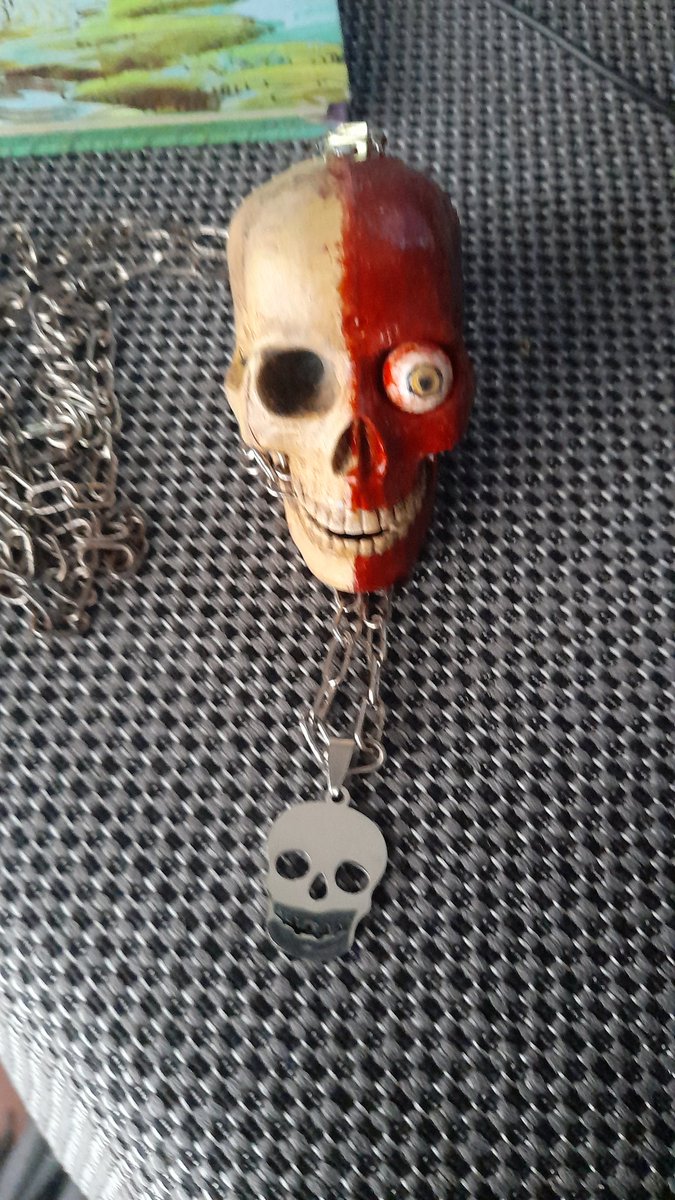 MikahHandler's tweet photo. Made a thing out of an old anatomy toy, chains, a edgy skull token and some epoxy! Dis the child of my boredom. #DIY #creepy #cosplay #horror https://t.co/q7zGzqfnIn