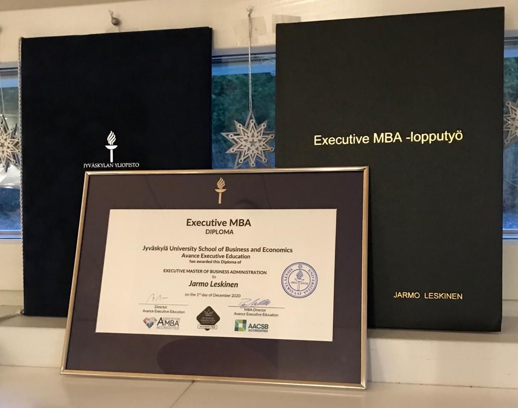 leskinenjar's tweet photo. @jyuEMBA EMBA-opinnot ohi! Jyväskylän juhlat siirtyi, mutta posti toi kotiin diplomin. Urakka kannatti, suosittelen lämpimästi muillekin 👍 

Kiitos koko #jyuemba -verkostolle! Erityiskiitos @markkulaajala  lopputyön ohjauksesta ����

#jyuEMBA #opintomatka #johtaminen #opiskelukannattaaaina https://t.co/3PDaErcN6t