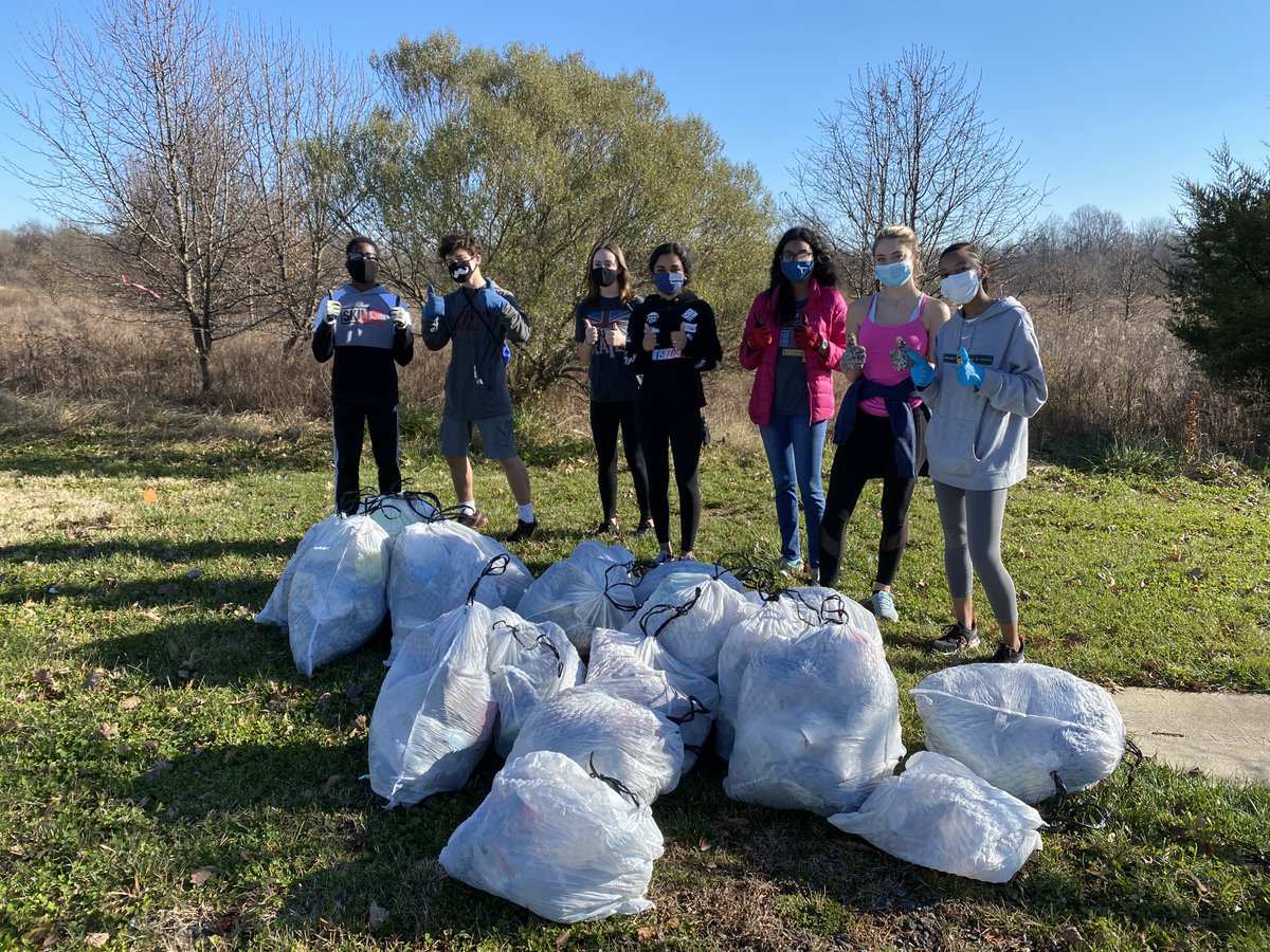 GreensboroDay's tweet image. The Environmental Club was busy this weekend -- helping keep Greensboro clean! #gdsbengals #constructivecontributors