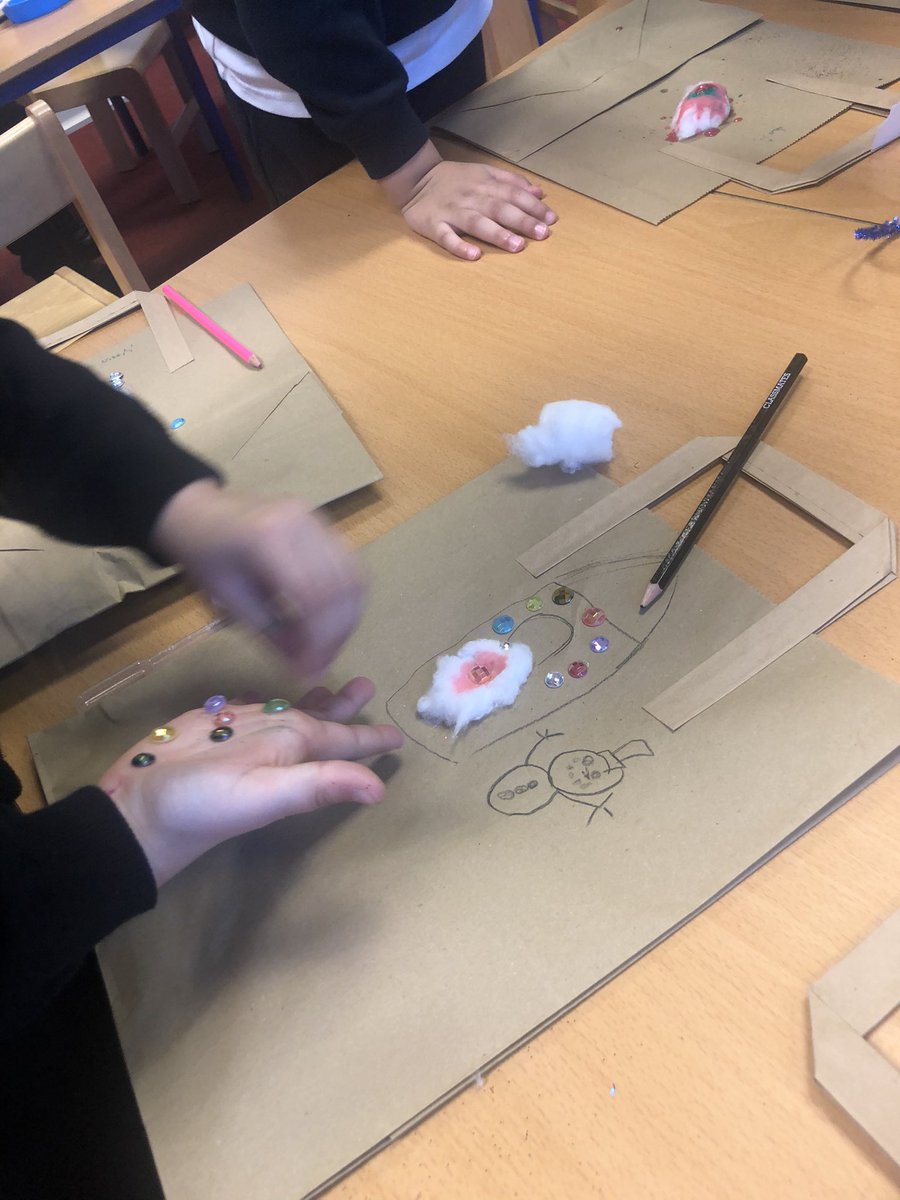 MissELRoss's tweet photo. This afternoon was spent decorating our Christmas goodie bags. 🎅🏼🎄 https://t.co/2SAJINZEBr