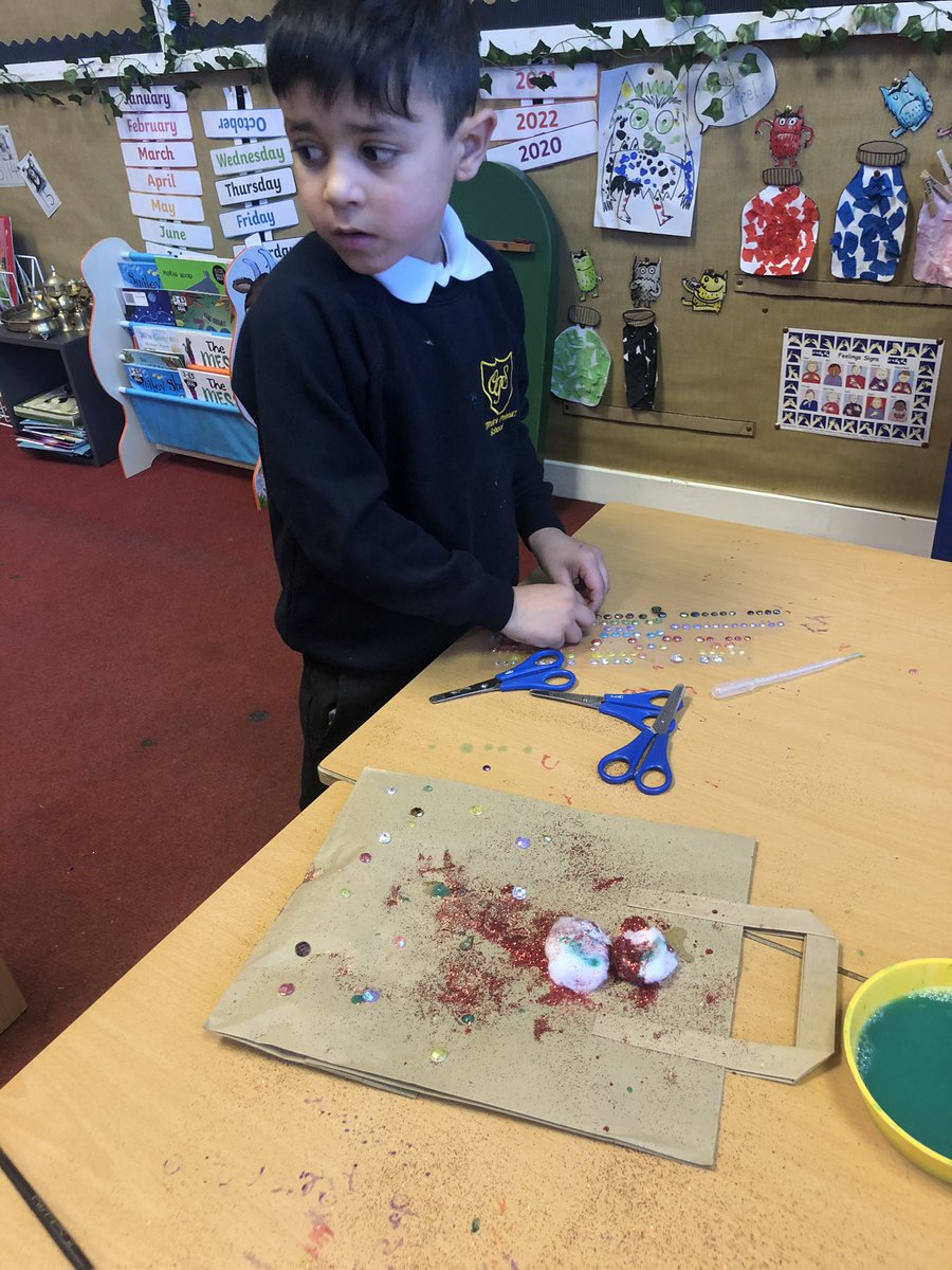 MissELRoss's tweet photo. This afternoon was spent decorating our Christmas goodie bags. 🎅🏼🎄 https://t.co/2SAJINZEBr