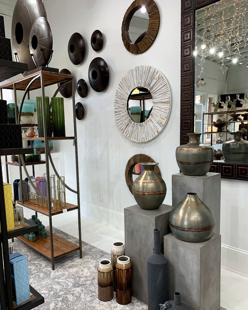 BTTDesign's tweet image. Furnish your home with things you love ❤️  Our classic and contemporary furniture designs specializing in custom hand painted finishes to create a living space that is uniquely yours. 

#BTT #BendTheTrend #LakeOconee #Greensboro #HomeDecor #InteriorDesign