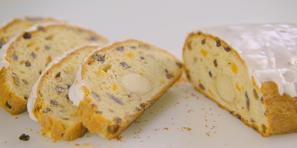 DeliaOnline's tweet photo. Our #cakeoftheweek - Delia's Christmas Stollen. See the recipe and watch how to make it, plus special offer on our bakeware from @Bakeoglide and @SilverwoodBake here: https://t.co/NvdlcvvTLA Quality dried fruits, nuts and peels @CountryProduct #baking #deliaschristmas #stollen https://t.co/Mpsx4UFnIP