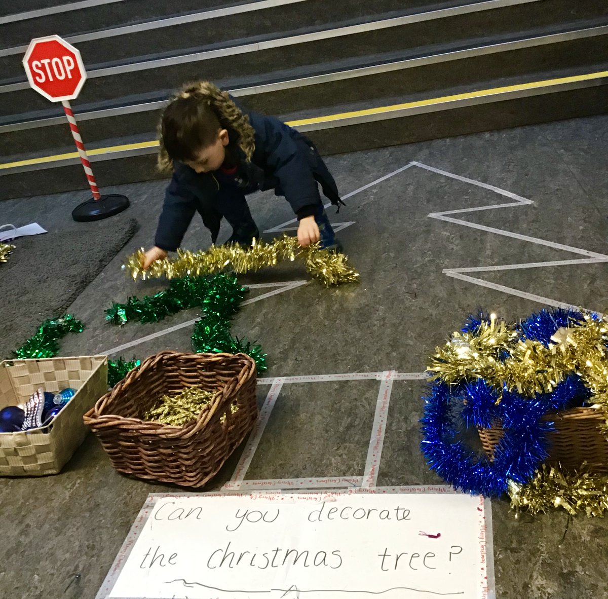 Caldercuilt's tweet photo. Large transient art today. Creating patterns as the children decorate the tree! #cncloveslearning #Christmas2020 https://t.co/SixvCVIgZd