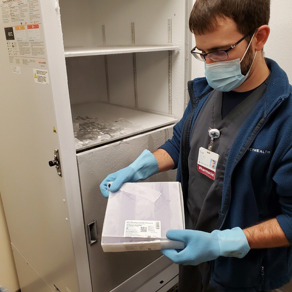 JLawsonWHIO's tweet photo. First doses of COVID-19 vaccines arrive at Springfield Regional Medical Center. About 975 doses in this first round. Mercy Health employees will be getting vaccinated this afternoon. @whiotv @WHIORadio https://t.co/XqOELmoQms