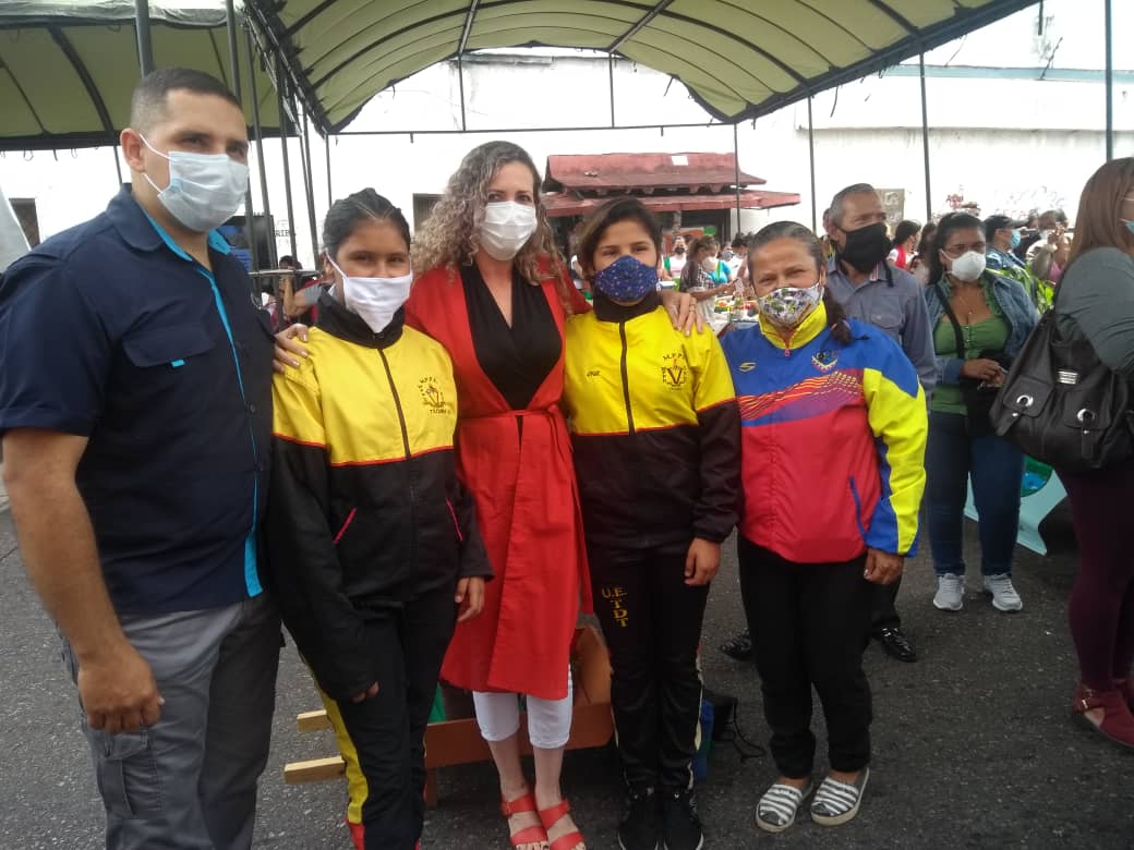 UETDT's tweet photo. Desde @ZonaEducTachira la @UETDT disfrutamos del #ParrandonNavideño y demostramos nuestro #TalentoDeportivoTachira #AlianzaDeLosPueblos @NicolasMaduro @MPPEDUCACION @MinJuventdyDep @charlychaves @psuvaristobulo @MervinMaldonad0 @FreddyBernal https://t.co/kJh14jpflm