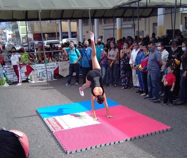 UETDT's tweet photo. Desde @ZonaEducTachira la @UETDT disfrutamos del #ParrandonNavideño y demostramos nuestro #TalentoDeportivoTachira #AlianzaDeLosPueblos @NicolasMaduro @MPPEDUCACION @MinJuventdyDep @charlychaves @psuvaristobulo @MervinMaldonad0 @FreddyBernal https://t.co/kJh14jpflm