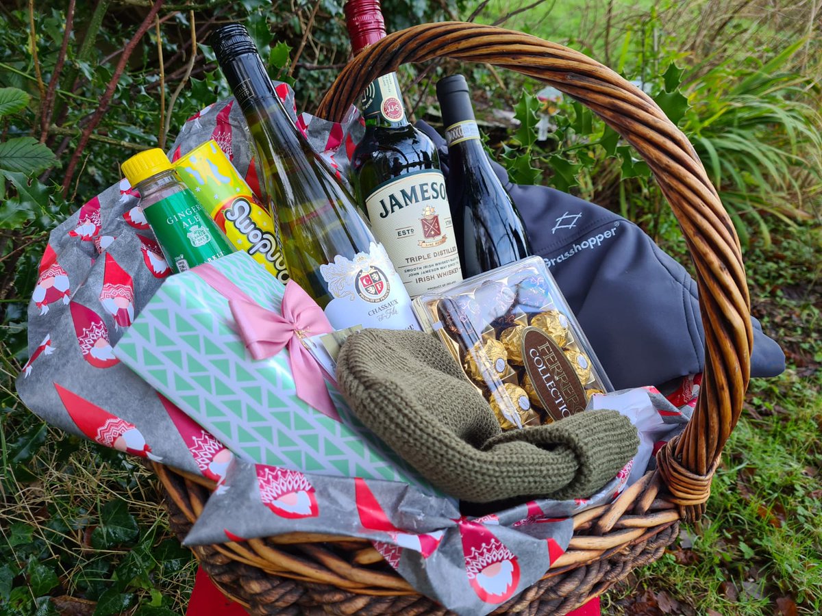 Christmas is nearly here🧑‍🎄
To help spread the festive cheer we're giving away a Christmas hamper inc a jacket, wine, whisky and much more🥃🍷
Simply like and retweet to enter🤠
Winner announced next Friday! 🏆🎄
#MoreGrass #Win #Competition #ChristmasIsComing