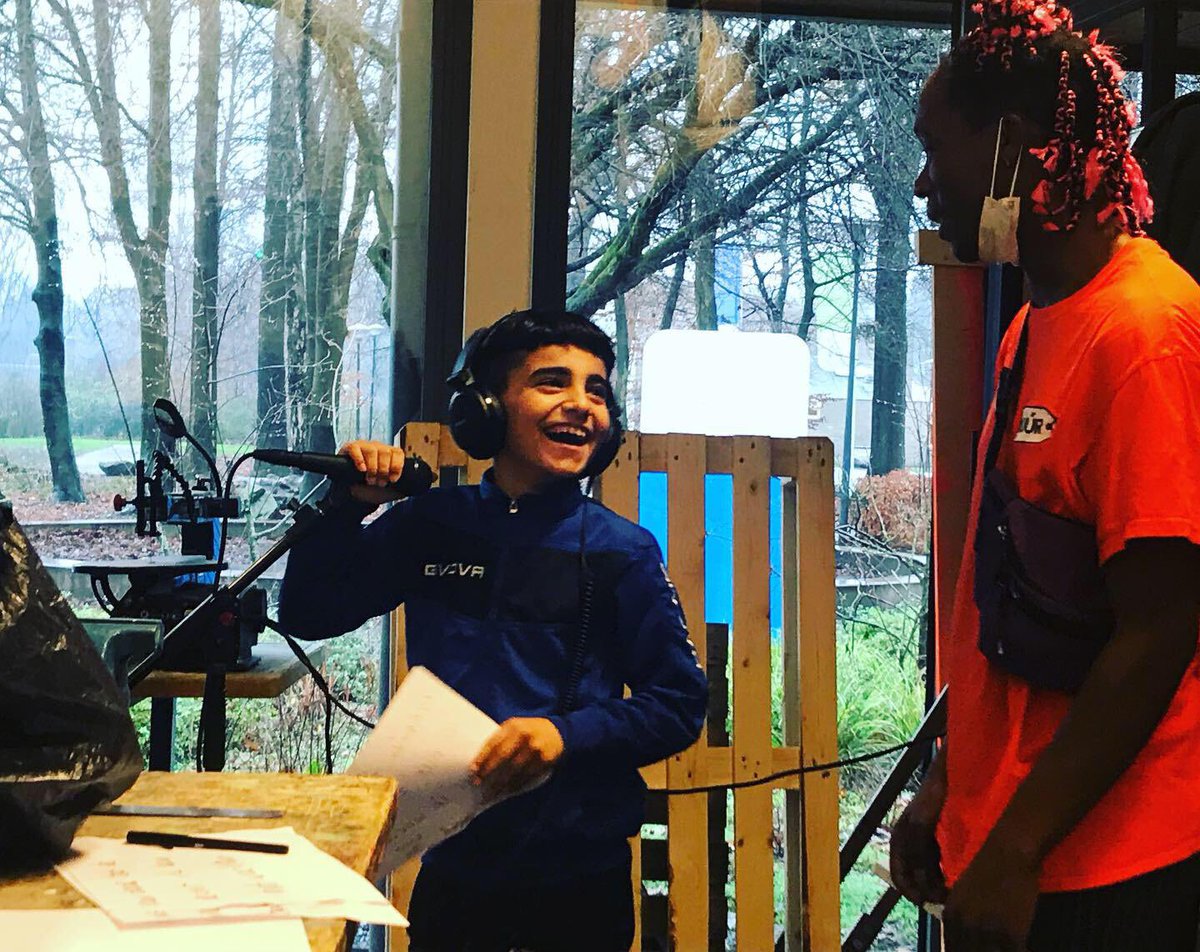 NicoTeun's tweet photo. Morgen in lockdown; deze leerling van @VierbeekCollege had vandaag op school nog de dag van zijn leven! Een rap opnemen met de Arnhemse rapper Adje van het Padje #avgproof https://t.co/MztlXlBQjQ