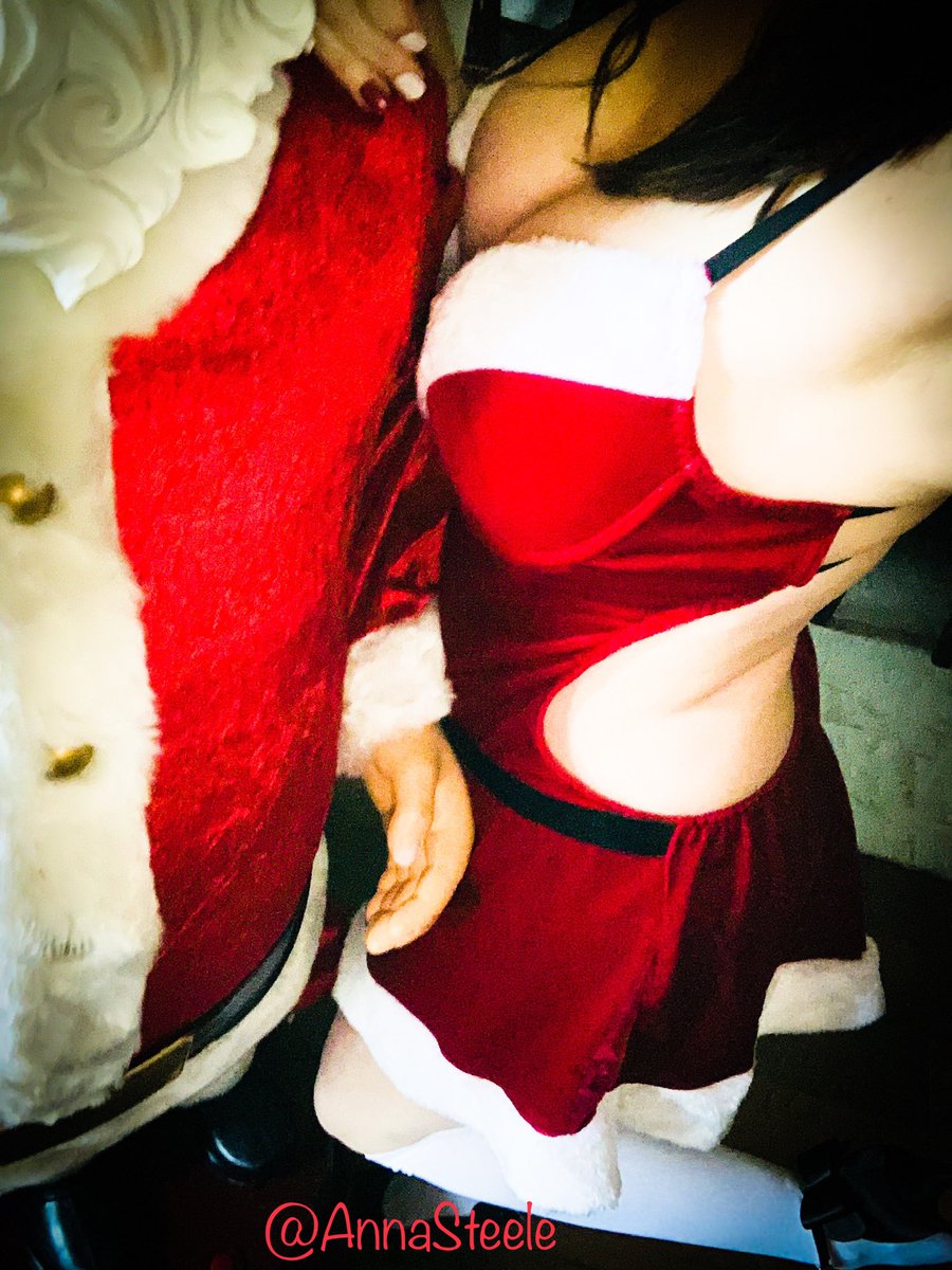 Annasteele6969's tweet photo. On this 9th day of Christmas,  I decided to take a selfie with Santa! #coppingafeel 😈 https://t.co/k0oouicPTf