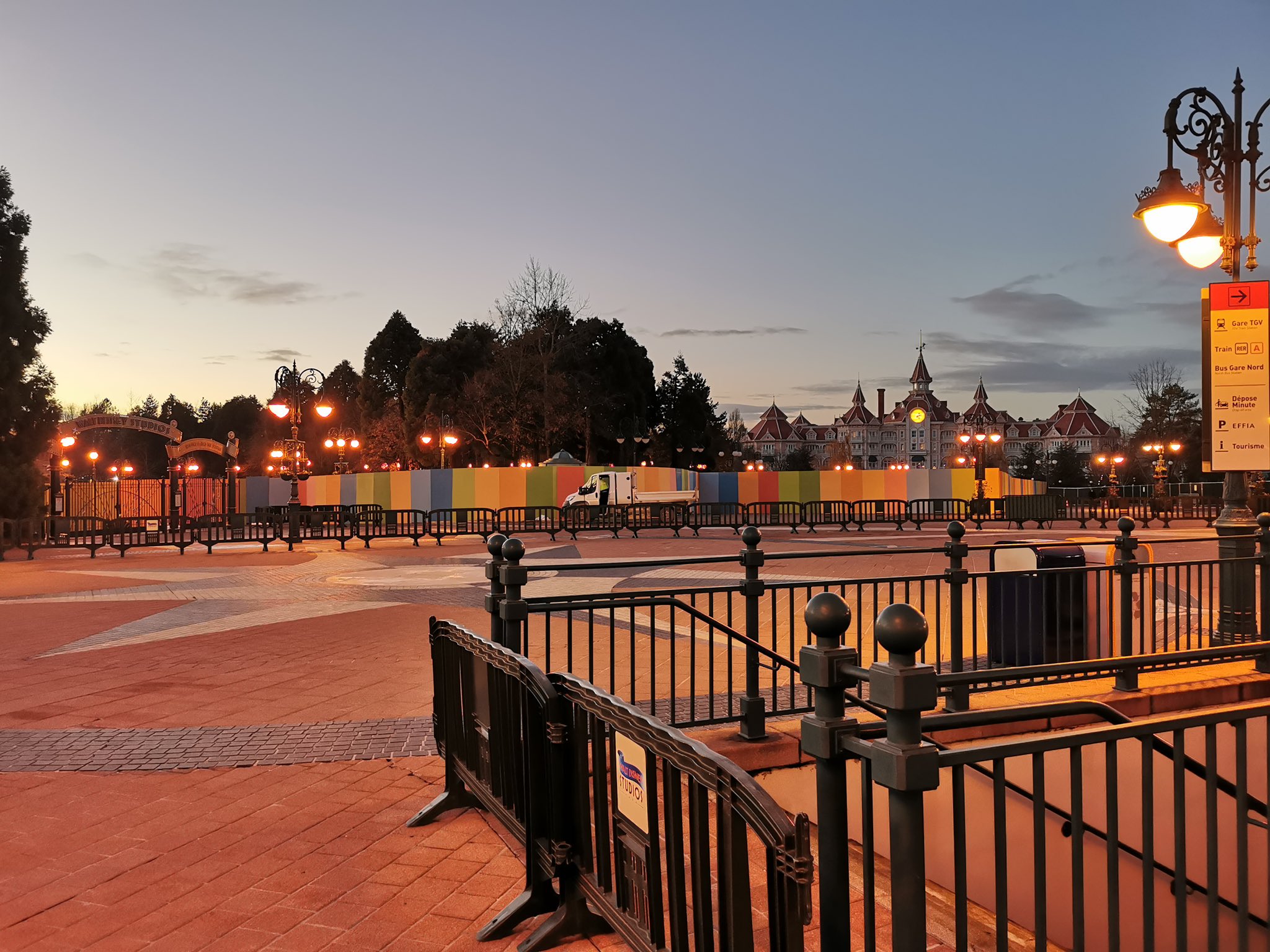Esplanade : Nouvel Aménagement entre les Parcs, la Gare et Disney Village - Page 24 EpSpCouXcAojm1O?format=jpg&name=large