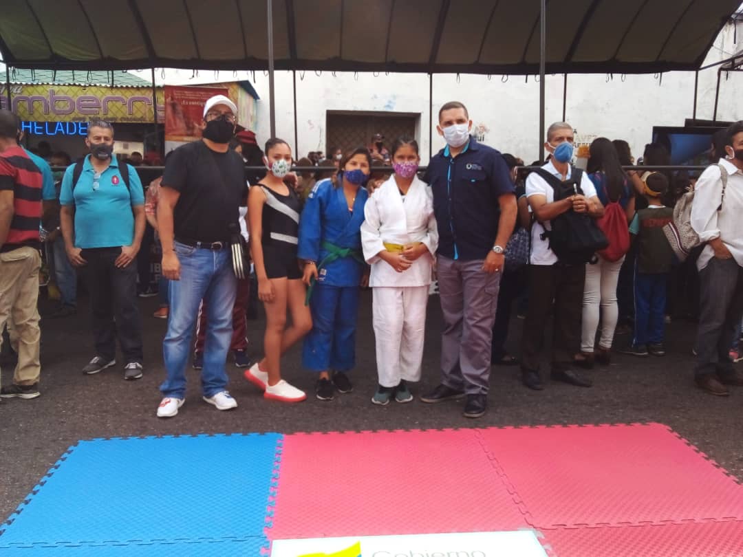 UETDT's tweet photo. @ZonaEducTachira desarrolla #ParrandonNavideño #NavidadesFelicesYSeguras #AlianzaDeLosPueblos @NicolasMaduro @MPPEDUCACION @MinJuventdyDep @charlychaves @Juntosxtachira1 @FreddyBernal @psuvaristobulo @MervinMaldonad0 https://t.co/8XKvSNCr3G