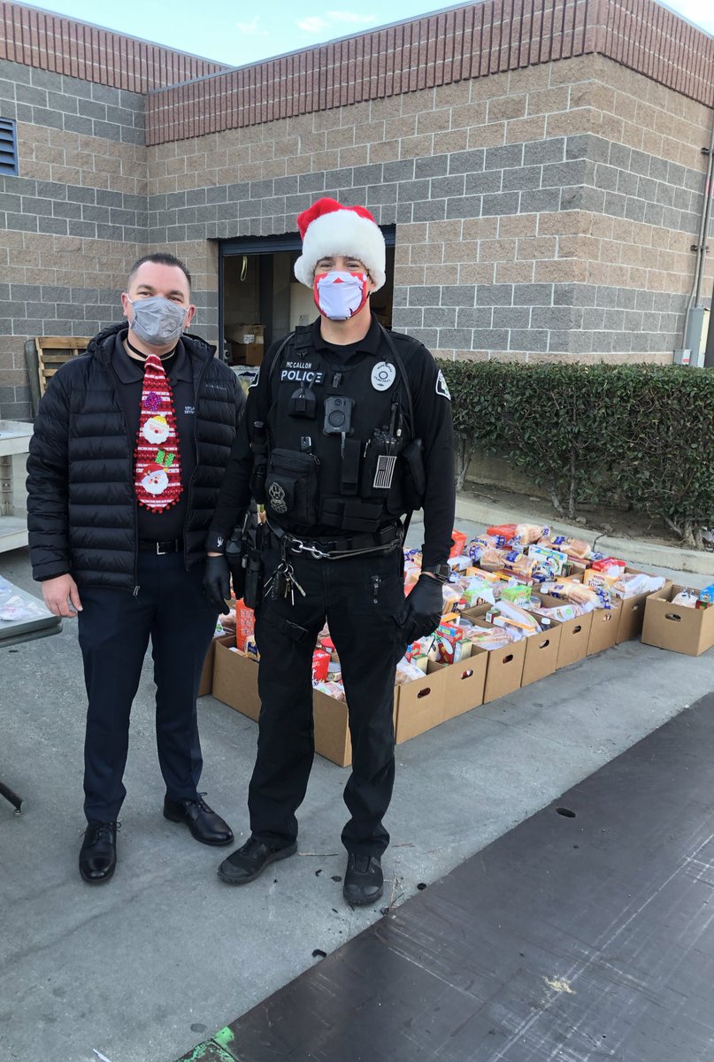 drewmcc86's tweet photo. @Upland_Poa , SIU, and other members of @UplandPD participated in a food giveaway today at UPD. Tis’ the season of giving and we are extremely fortunate to have such an awesome community! 🎄 🎅🏽 🦌 🛷 🎁 @UplandPD_Chief https://t.co/KDRePY3Yw1
