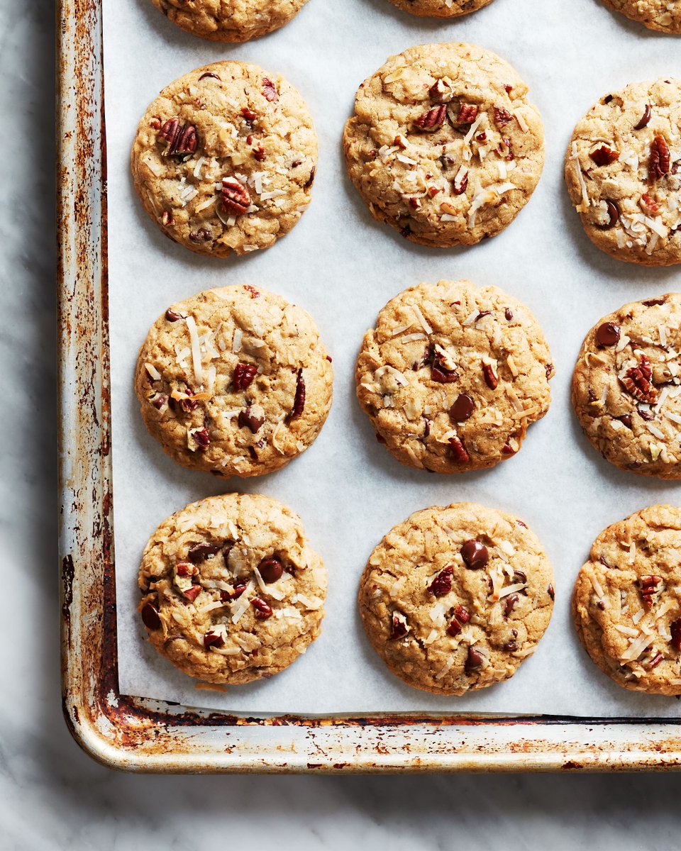 thekitchn's tweet photo. Lauren Newsome's cowboy cookies are big, chewy, and supremely satisfying. Get the recipe: https://t.co/jMZjZOkqTI #quarantinecookies https://t.co/AMuUVkqqoM