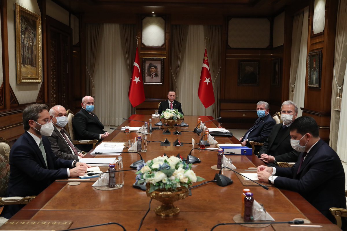 tcbestepe's tweet photo. Cumhurbaşkanlığı Yüksek İstişare Kurulu, Cumhurbaşkanı @RTErdogan başkanlığında Cumhurbaşkanlığı Külliyesinde toplandı. https://t.co/4GoOkrqNCh