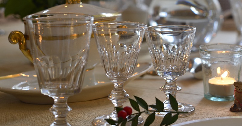 barnebysfr's tweet photo. Démodée la verrerie de 1800 à 1950 ? Bien au contraire : elle s’affiche avec brio sur nos belles tables de fêtes. #verrerie #artisanat