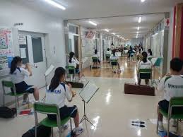 常識が変わってる アニメや漫画でよく見る 狭い廊下の学校 はもはや時代遅れ いつの間にか学校の構造が変わっていることに驚く人たち Togetter