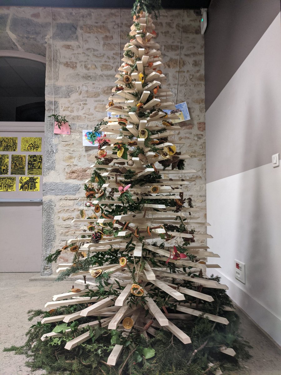 RemiZinck's tweet photo. #Lyon4 le magnifique sapin écologiste de la mairie....il plaît ! https://t.co/p5sRr9DCaK