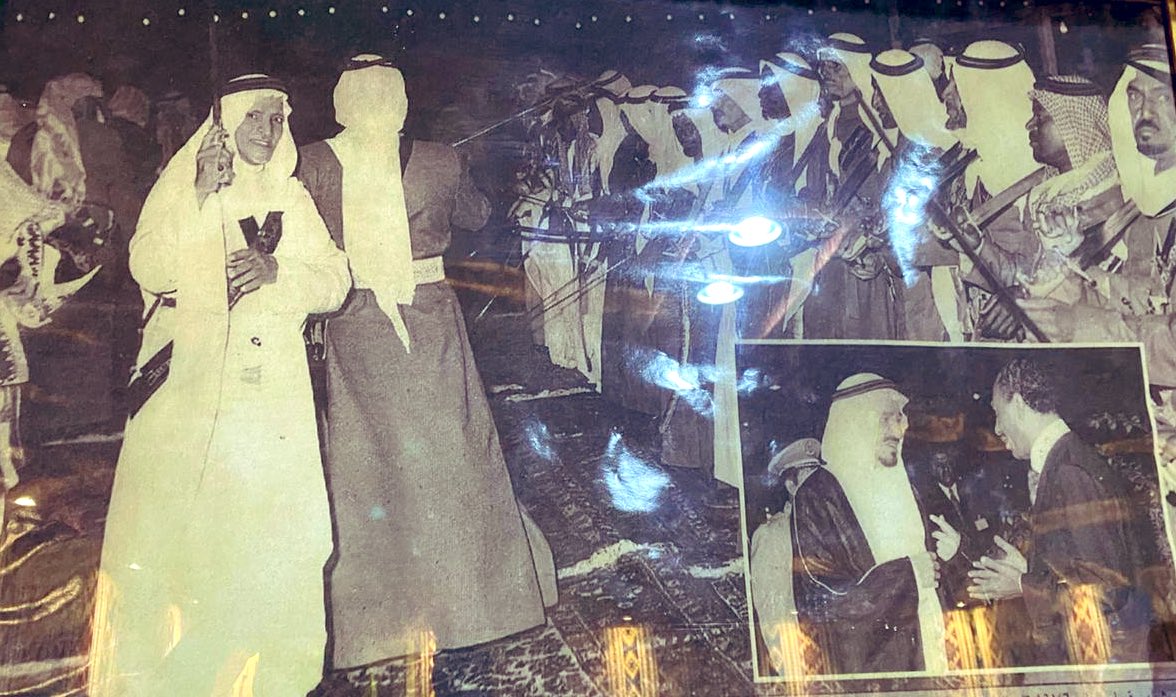 MohammadAlHoti's tweet photo. الشيخ عبدالله بن فهد بن عبدالله بن محمد بن سعد التويمي 
مواليد الرياض عام 1331هـ 
شاعر وراوي لقصائد خاله فهيد بن دحيّم يرحمهم الله عاش في بيت خاله فهيد بن دحيم ثم انتقل لمنزله الجديد في وسط #الرياض بين الظهيره والسويلم.
انتقل الى رحمة الله عام 1424هـ
#ذكريات_حي_دخنه_ومعكال https://t.co/eqMiC8p2O0