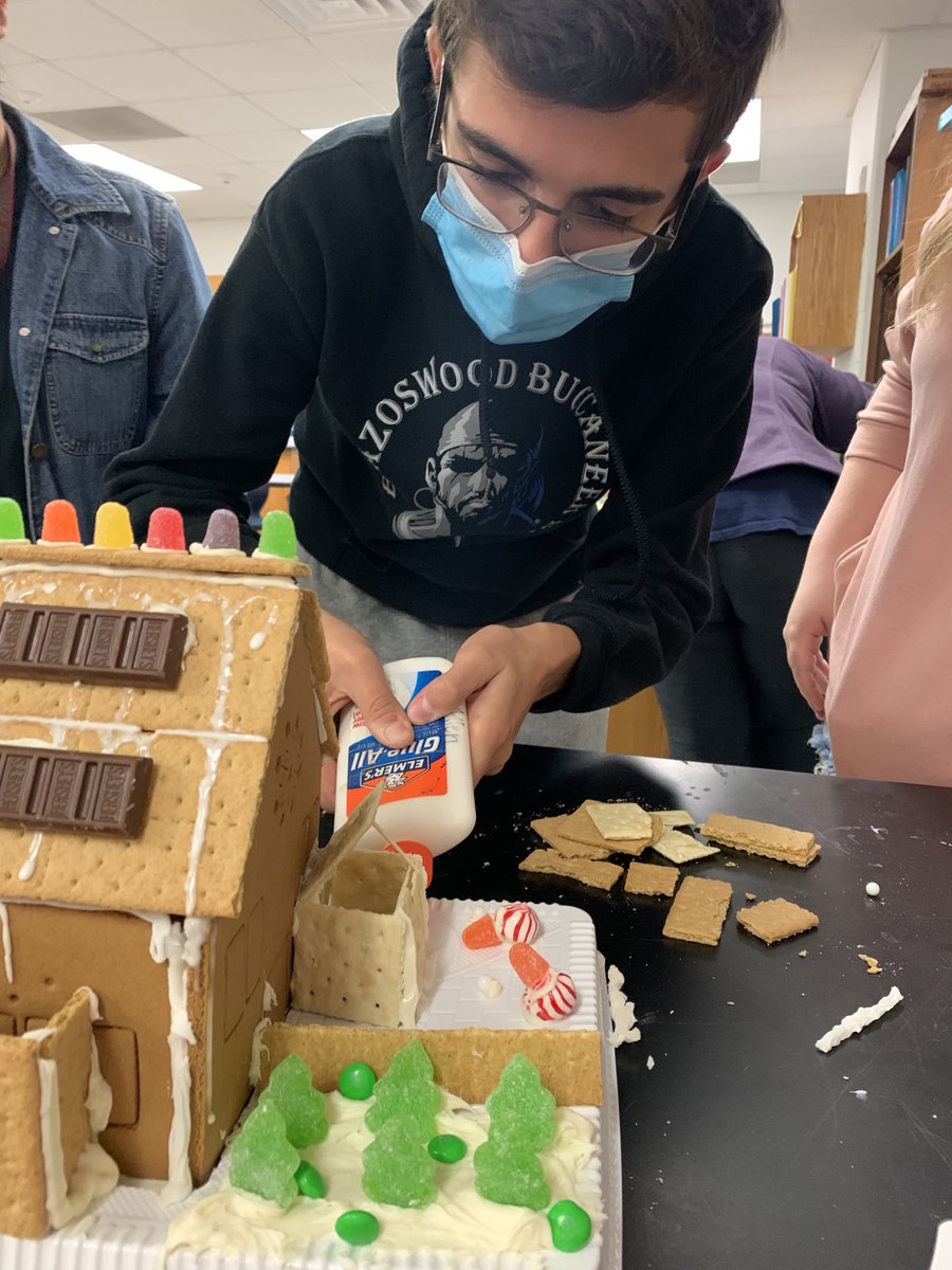 MrsHoangClass's tweet photo. Working hard to finish their gingerbread houses #BISDpride https://t.co/WXSXwRA3VB