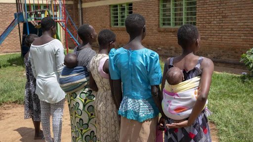 Muraho neza,

Mu kiganiro cyo ku Cyumweru tariki 20/12/2020 tuzaganira ku nsanganyamatsiko yo “Guhangana no gukumira isambanywa ry'abana b'abakobwa” kuko imibare y’abangavu baterwa inda zitateganyijwe ikomeje kwiyongera. 

Wumva hakwiye gukorwa iki ngo iki kibazo kirangire?