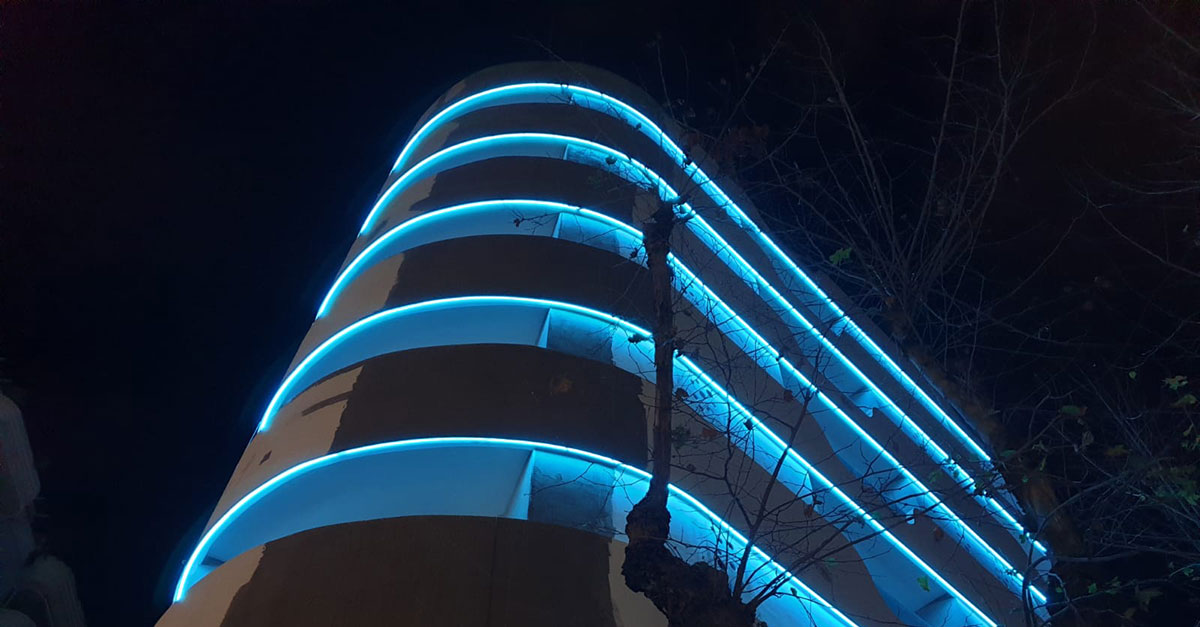 Tridonic's tweet photo. #Wireless #lightmanagement via #Bluetooth even for spectacular façade lighting: 4-Star Hotel @LimaMarbellaH demonstrates that this is an easy to handle solution. Facility managers can change #lighting scenes anytime from anywhere https://t.co/7yC2Iv7wak https://t.co/twvO8MsJAn