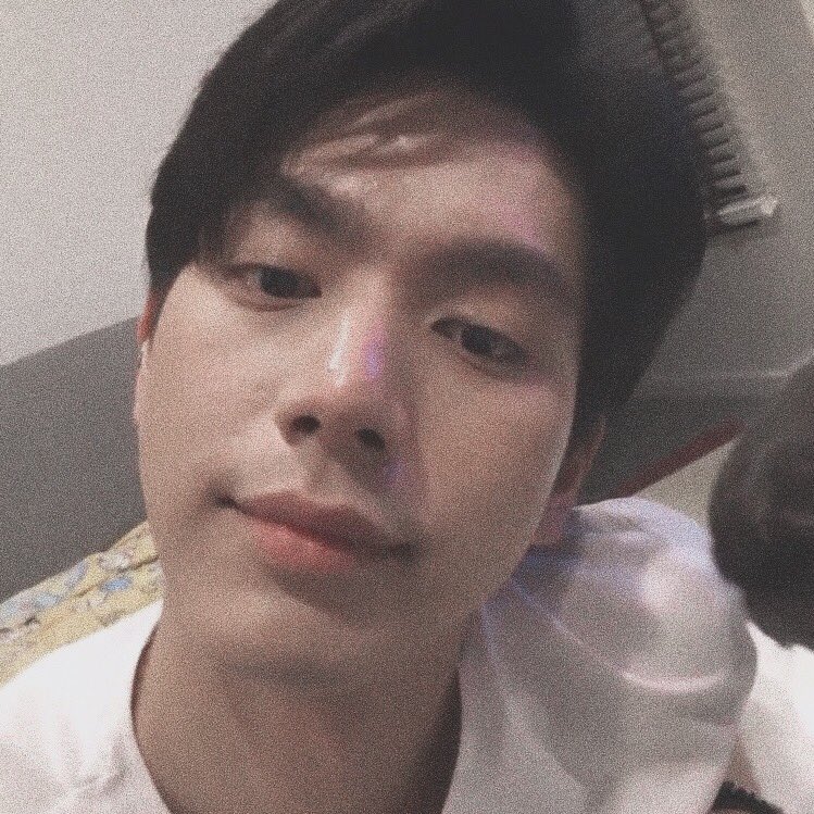 norrawitarchive's tweet photo. ‘’ไบ๊’’
‘’ครับพี่’’
‘’เรากับเมอร์ฟี่ใครน่ารักกว่ากัน’’
‘’เมอร์ฟี่ดิ’’
‘’ตอบไม่คิดเลยเหรอ ทำไมอะ :(‘’
‘’ก็เมอร์ฟี่ยอมให้ผมจูบ แต่พี่.. :(’’
‘’อะไรเล่าาา’’
‘’ยิ้มแบบนี้แปลว่าใจอ่อนแล้ว ?’’
‘’แปลว่าไม่ให้จูบเหมือนเดิม เราไม่หลงกลหรอกเฟ้ย แบะๆ’’
#norrawit #ไบร์ทมิวซ์ https://t.co/zMw480qgIX