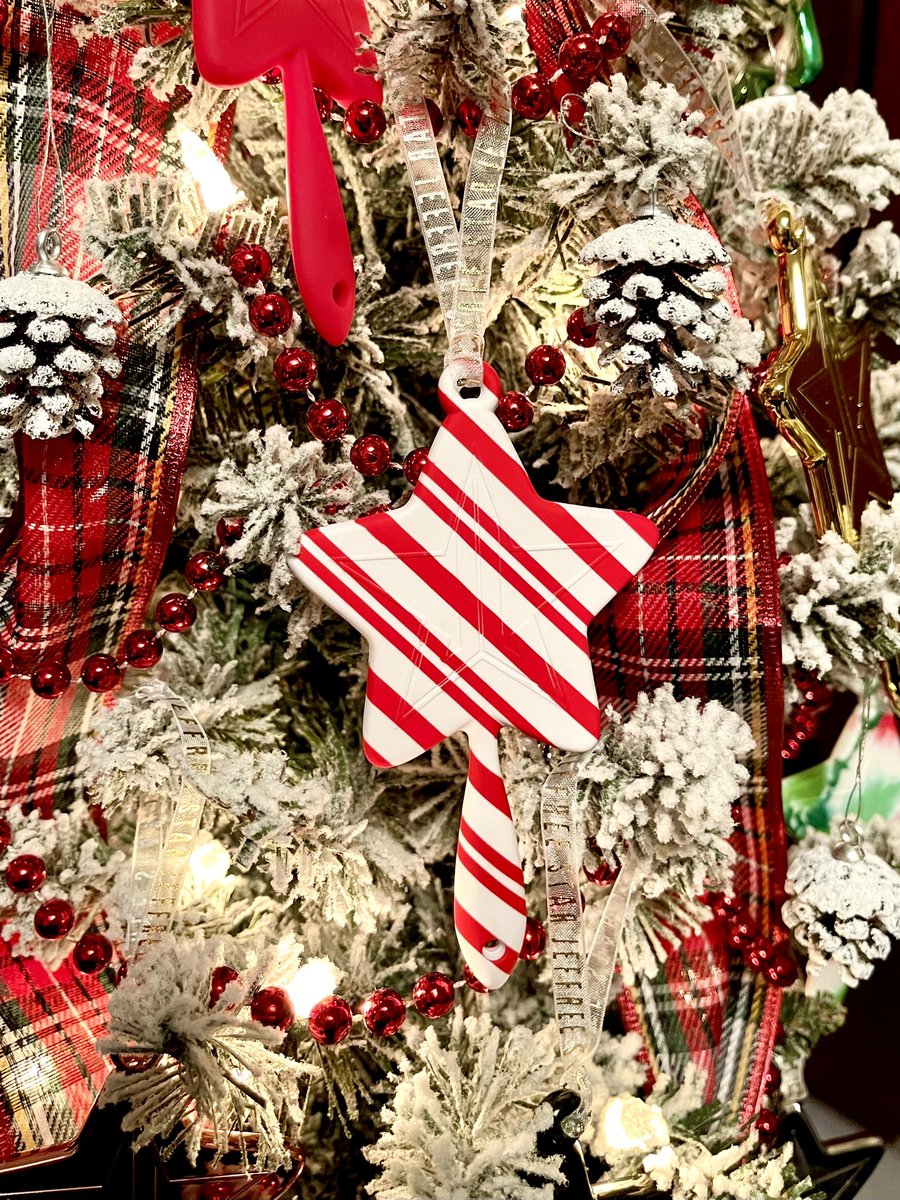 WendyDawn11's tweet photo. Another one of my new favorite ornaments on my mini tree! ππ
@jeffreestar thanks for creating such beautiful ornaments that inspired me to put up a tree this year!
#jeffreestarcosmetics #starmirrorornaments #jeffreestar #miniholidaytree #homeofficeholidays #workathomelife https://t.co/gaB3SVmuQd
