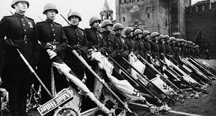 2/ The whole "imagination" of the Parade was Soviet: "victory" in the "patriotic war". Strong parallels to Moscow Victory Parade of 1945:While Soviet soldiers showed captured flags of German armies, in Baku they showed captured or destroyed armenian military hardware: