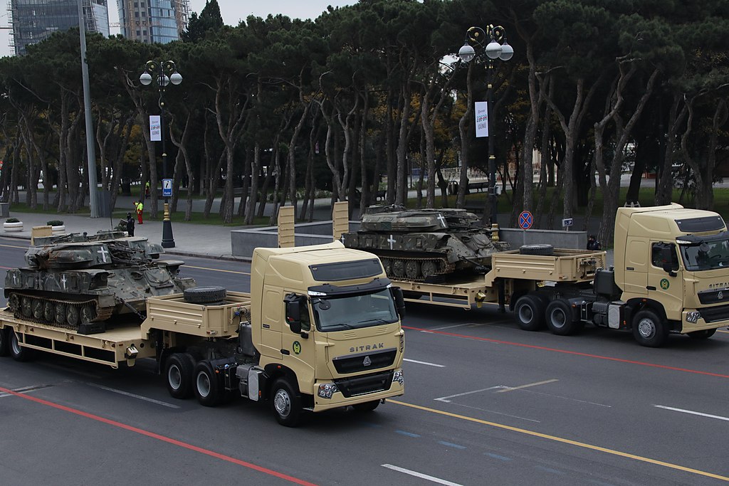 2/ The whole "imagination" of the Parade was Soviet: "victory" in the "patriotic war". Strong parallels to Moscow Victory Parade of 1945:While Soviet soldiers showed captured flags of German armies, in Baku they showed captured or destroyed armenian military hardware: