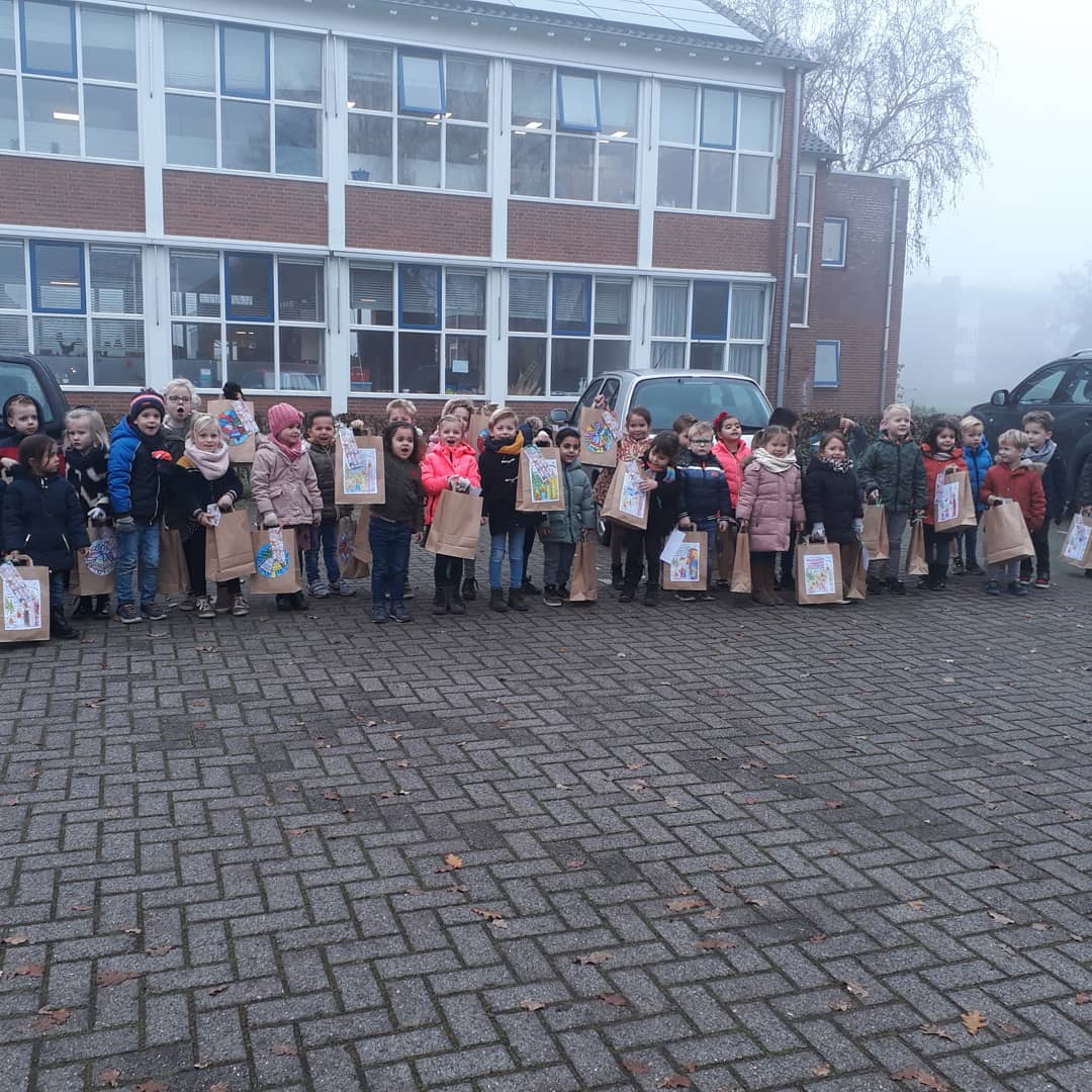 Vorige week werd het i/d dichte mist ineens Licht! 💫  44 kleine sterren in actie voor wijkbewoners Sluitersveld. Kleuters van De Fakkel hebben ism ons aan diverse  voordeuren een tasje met prachtige inhoud a/d voordeuren gehangen
#almelo #eenkleingebaar #nietalleen #scholen