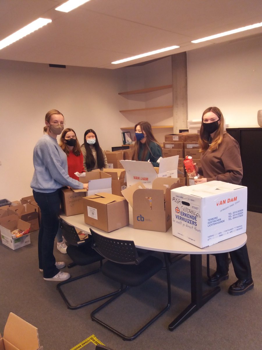 Vwo 5 leerlingen pakken in. #kerstpakketten #voedselbank