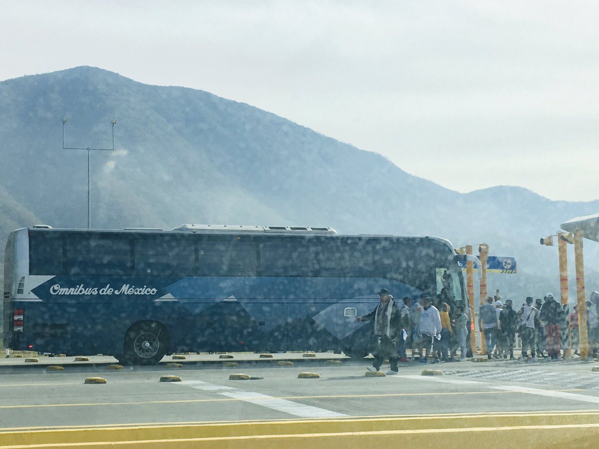 Rufllezz's tweet photo. @Omnibus_oficial trasladando manifestantes, ya le entró al negocio...así mi me Mexico lindo. https://t.co/0kGDrfmZwp