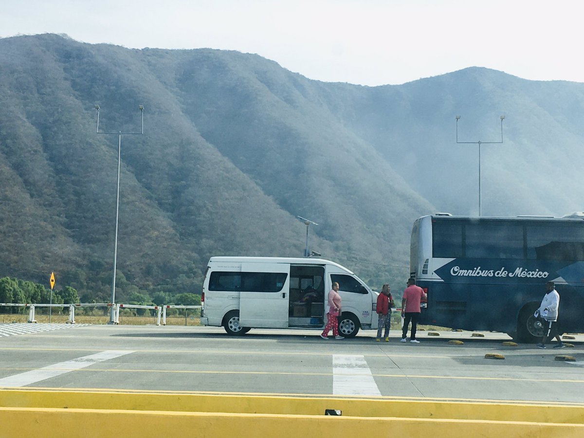 Rufllezz's tweet photo. @Omnibus_oficial trasladando manifestantes, ya le entró al negocio...así mi me Mexico lindo. https://t.co/0kGDrfmZwp