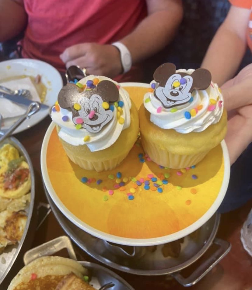 DisFoodies's tweet photo. It’s National cupcake day! And what’s better than a cupcake at Chef Mickey!! PC @logan_autryy #NationalCupcakeDay #WaltDisneyWorld #chefmickey #disfoodies #disneyfood #disneyeats https://t.co/K7aC0EwCcU