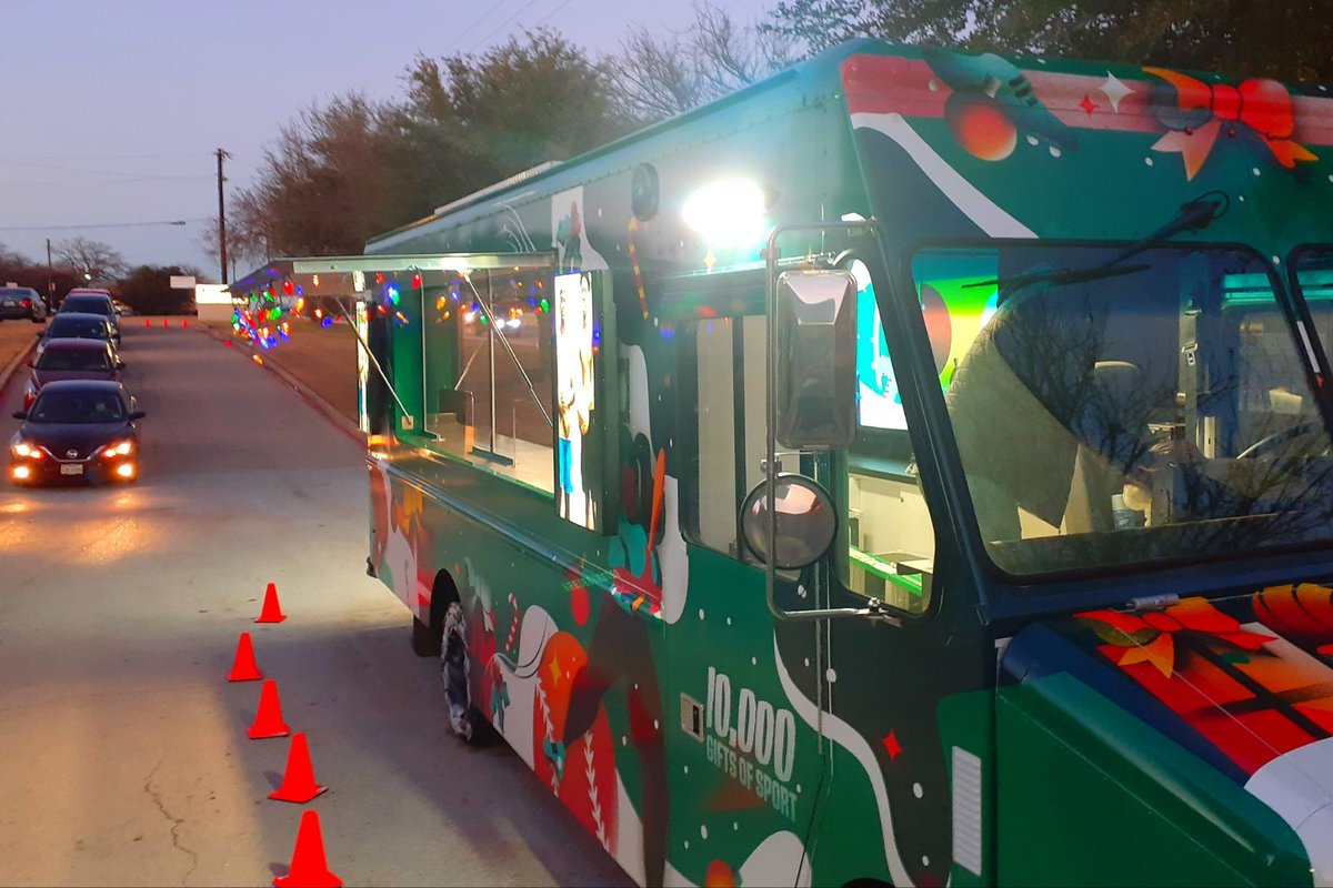 YMCADallas's tweet image. Thank you DICK’S Sporting Goods Foundation for their generous gift of new sporting equipment to our @moorlandy at Oak Cliff community! With @DICKS Sporting Goods gift, we are able to provide more opportunities in sports and healthy living to kids in our community.#10kgiftsofsport