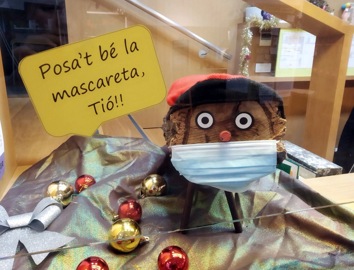 Ai ai, que aquest #Tió encara no sap posar-se la mascareta!! 
I vosaltres, ja heu anat a buscar el vostre Tió? I una altra pregunta importantíssima: què li poseu de menjar, galetes o mandarines? Perquè el nostre es nega a menjar fruita!! 😂
