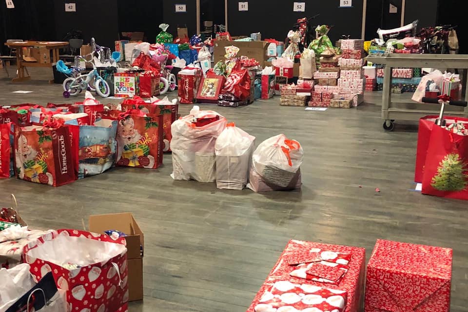 BrophyNews's tweet photo. Before and after! Thank you to our generous community for filling up the Black Box Theater with gifts for over 60 needy families through our annual ELF Drive. #menandwomenforothers https://t.co/AmZwB5AQ6U