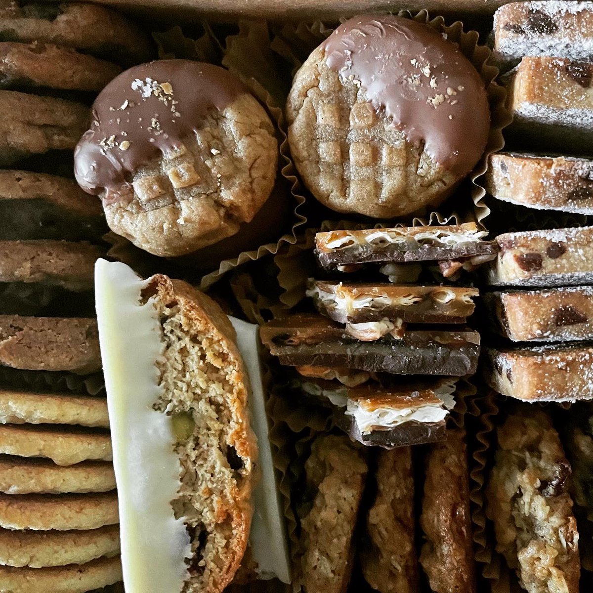 shesparticular's tweet photo. Finally time for cookies (📸: Josh, 🍪: Me) #CookieBoxes #OneMillionCookies #HappyHolidays #MerryEverything #SoMuchFlour #AllOfTheSugar #ButterButterButter https://t.co/omr93AYpeu