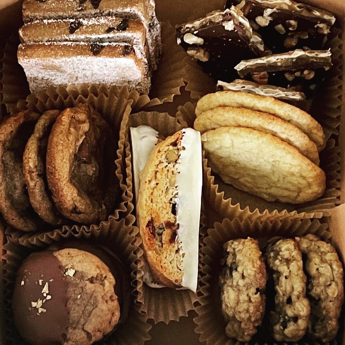 shesparticular's tweet photo. Finally time for cookies (📸: Josh, 🍪: Me) #CookieBoxes #OneMillionCookies #HappyHolidays #MerryEverything #SoMuchFlour #AllOfTheSugar #ButterButterButter https://t.co/omr93AYpeu