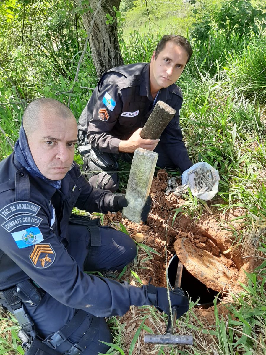 PMERJ's tweet photo. #Exclusivo 

Policiais militares do #38BPM localizam drogas escondidas em um tambor enterrado na área de mata do município de #TrêsRios, no interior do Estado. O material foi levado para a #108DP.

#PMERJ #ServireProteger #EstamosNasRuas https://t.co/X4s62tIJq5
