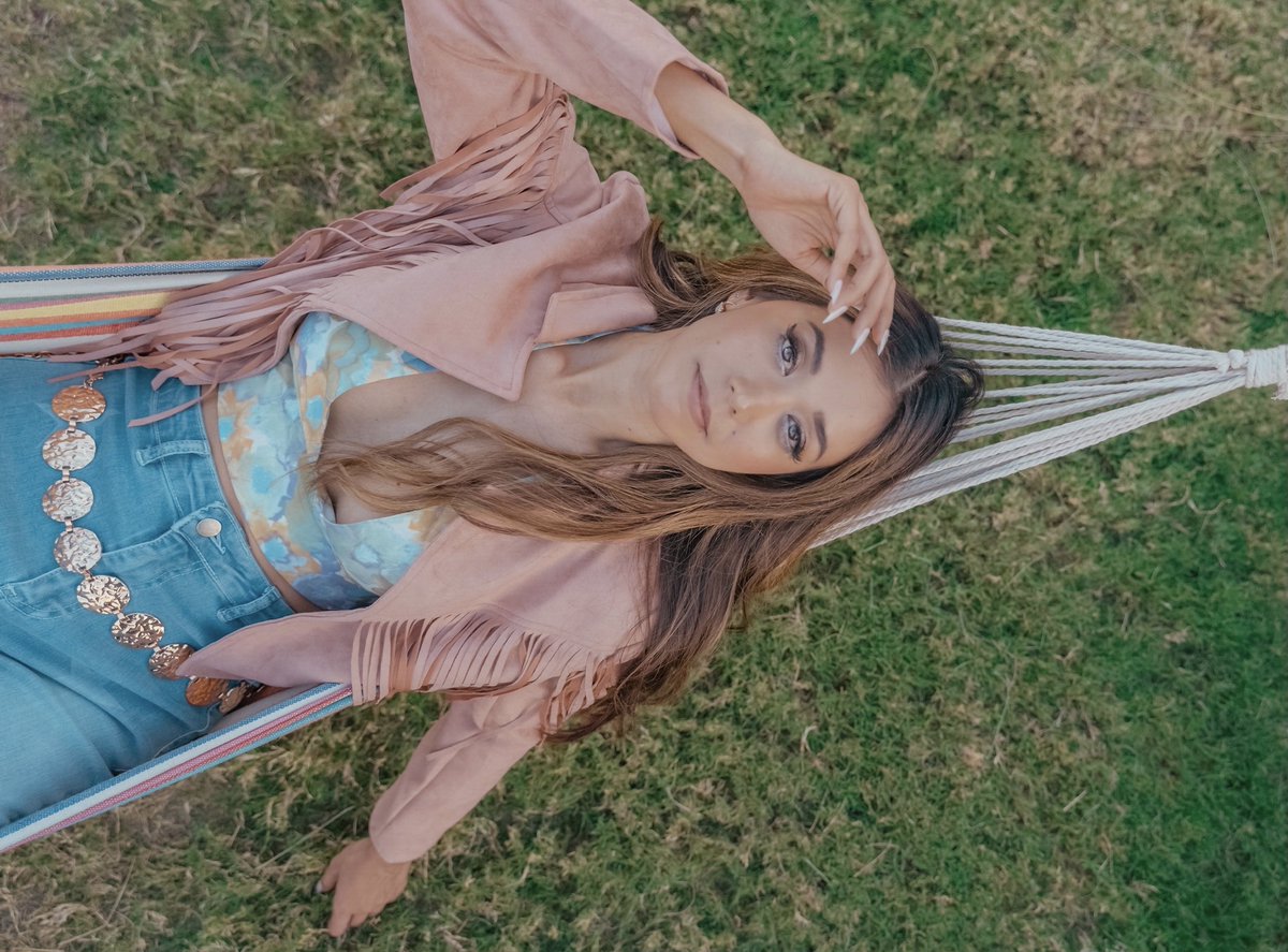 MemVivEnt's tweet photo. 🖤👑The dark pop princess is back at it again with her tune "Weigh me Down"🖤👑
Vibe to @lisadanaemusic here, and don't miss her stellar set for the Women of Wonderland livestream on December 19th! ❄️⚡️

Get @hillary___jo's take on the track here: https://t.co/69zf61CAsz https://t.co/bpt76z7SCn