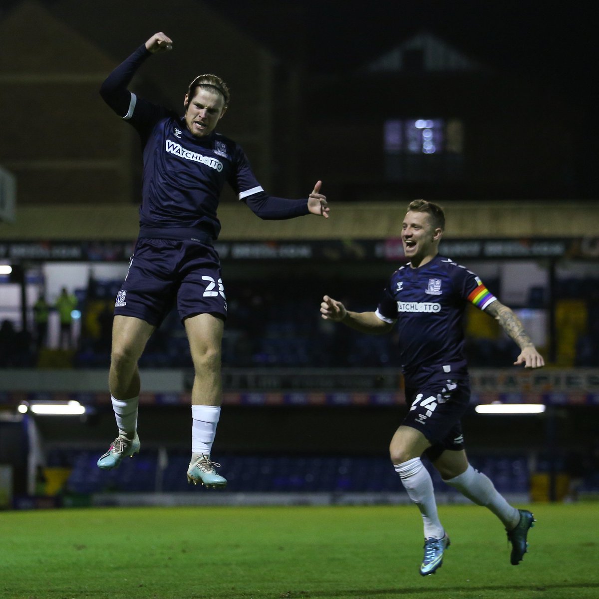 BELIEVE <a href="/SUFCRootsHall/">Southend United FC</a> <a href="/Samhart123/">Sam hart</a> <a href="/TerrellEgbri7/">Terrell Egbri</a> <a href="/_tomclifford99/">Tom Clifford</a> <a href="/ElvisBwomono/">Elvis Bwomono</a> <a href="/simeonakinola9/">Sim</a> <a href="/timdieng8/">Timothée Dieng</a> <a href="/markoxley1/">Mark Oxley</a> <a href="/JamesOlayinka_/">James</a> <a href="/almc16/">Alan McCormack</a> <a href="/mklass10/">Michael Klass</a> @MarkMolesley20 <a href="/TomProdomo/">Tom Prodomo</a> 

What a great 2nd half reaction. Us fans are behind you even if we're not there in person. UTB 🦐