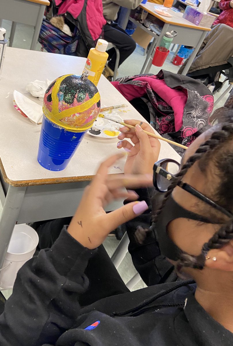 SKentsclassroom's tweet photo. Christmas crafts have been taking place in our classroom this week in preparation for the holidays! @AssisiOCSB #ocsbArts #FRABeCreative https://t.co/RSe6IzZXx1