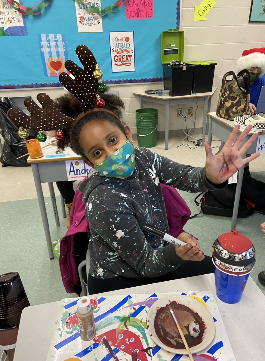 SKentsclassroom's tweet photo. Christmas crafts have been taking place in our classroom this week in preparation for the holidays! @AssisiOCSB #ocsbArts #FRABeCreative https://t.co/RSe6IzZXx1